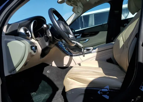 2015 Mercedes-Benz C 300 4Matic z USA, uszkodzony, nr VIN 55SWF4KB7FU094305